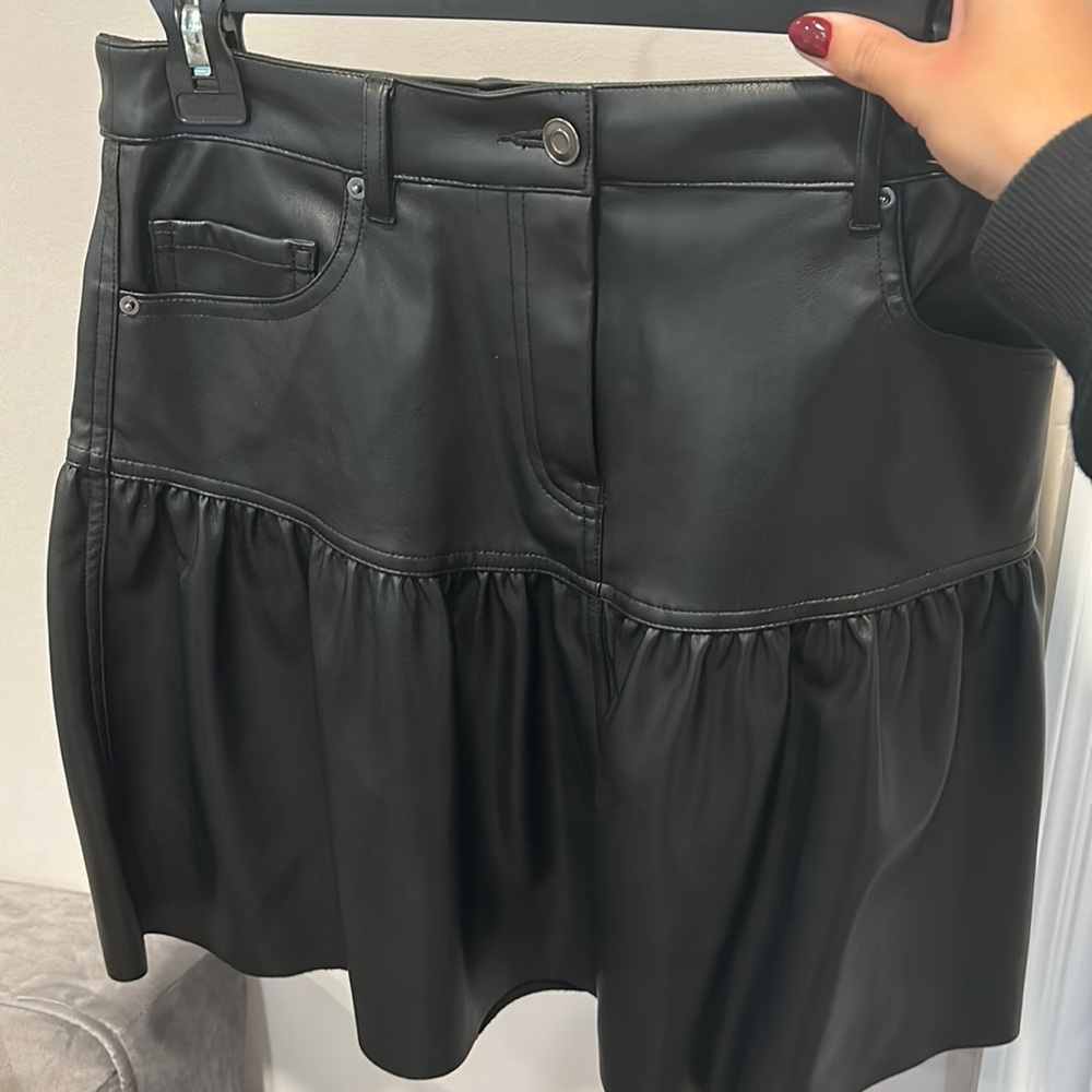 Zara mini leather skirt in beautiful condition.